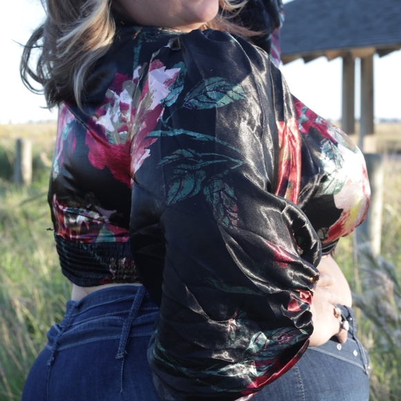 Silky rose dressy crop top - Picture 4 of 4